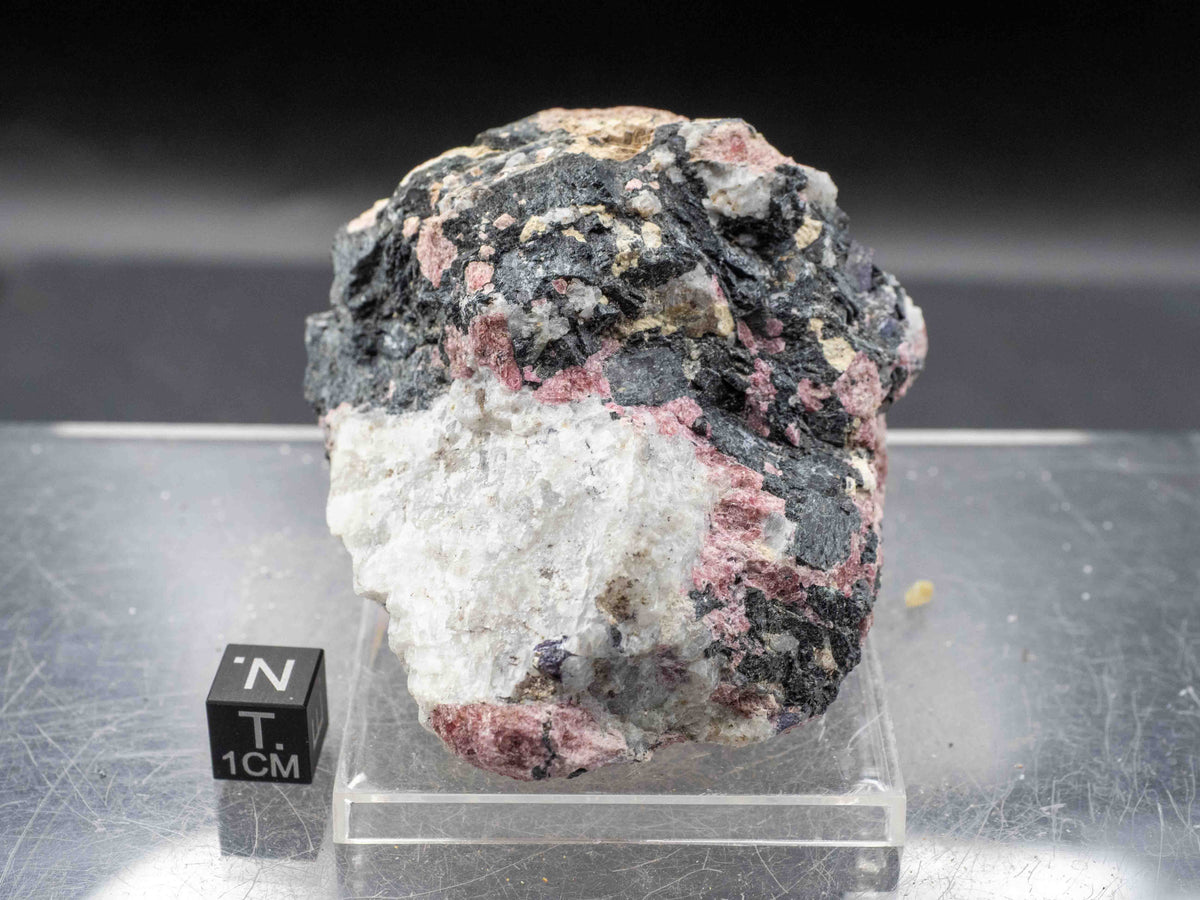 Eudialyte, Thorite & Agrellite — Kipawa Alkaline Complex, Quebec, Canada