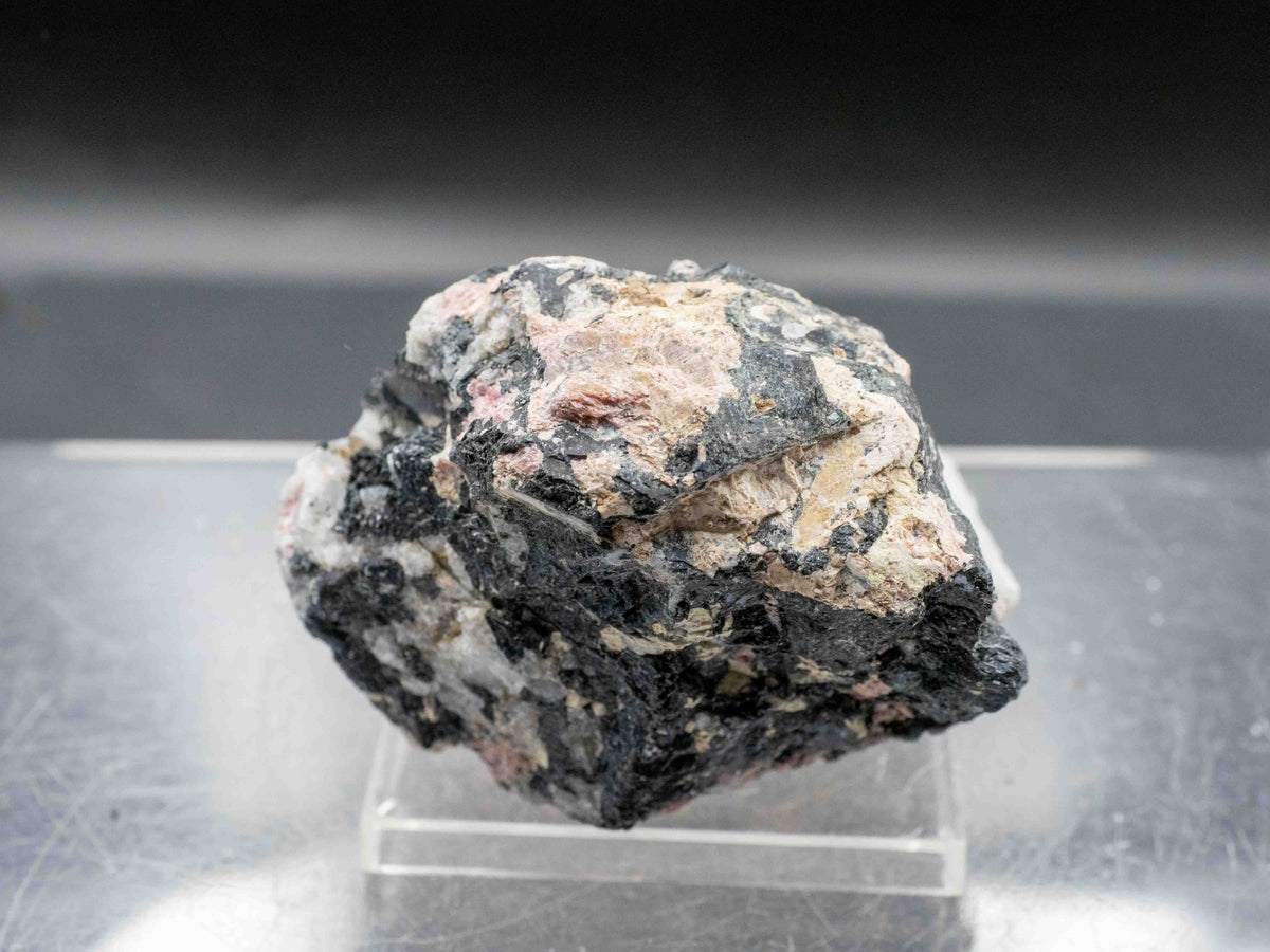 Eudialyte, Thorite & Agrellite — Kipawa Alkaline Complex, Quebec, Canada