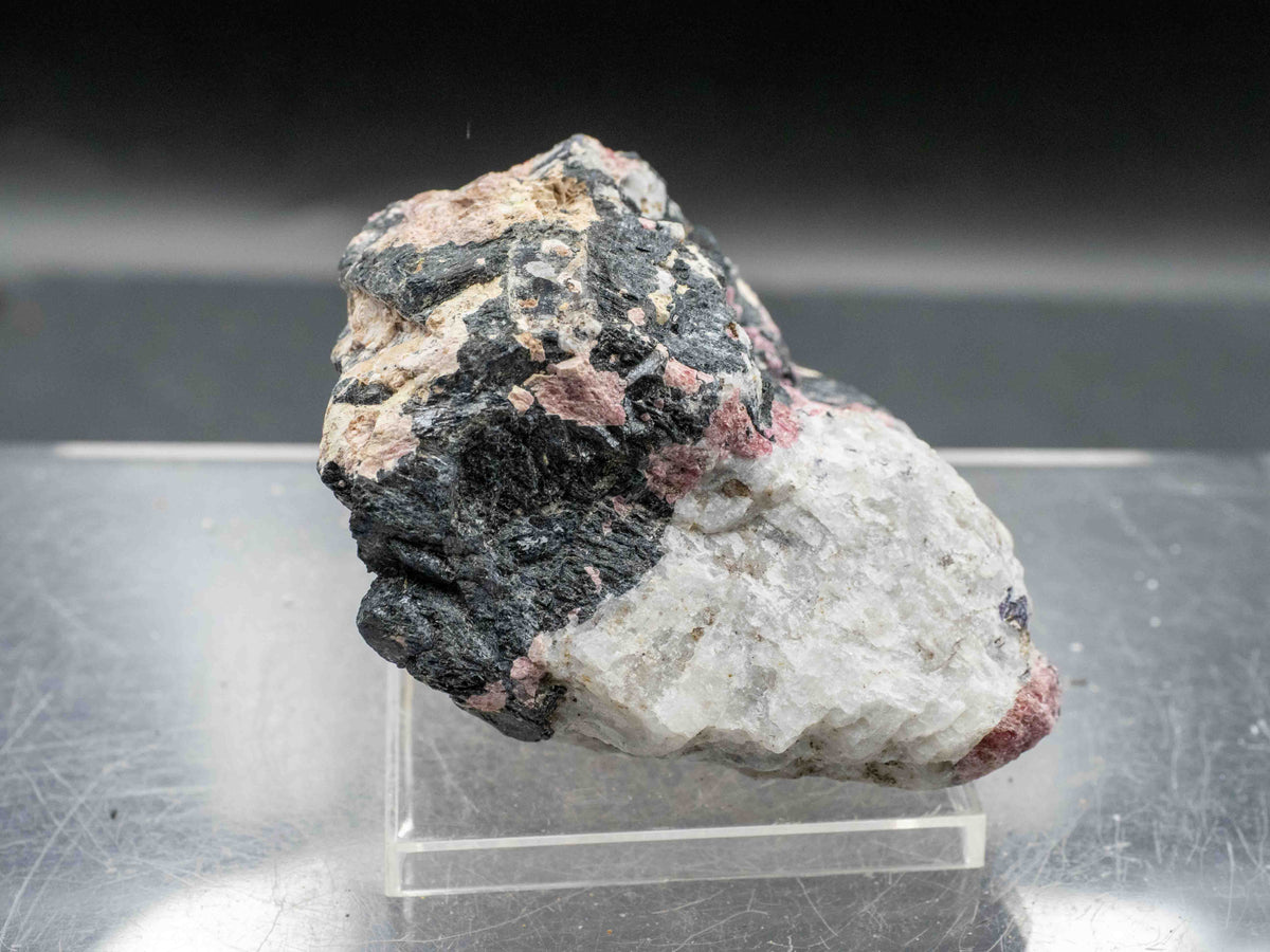 Eudialyte, Thorite & Agrellite — Kipawa Alkaline Complex, Quebec, Canada