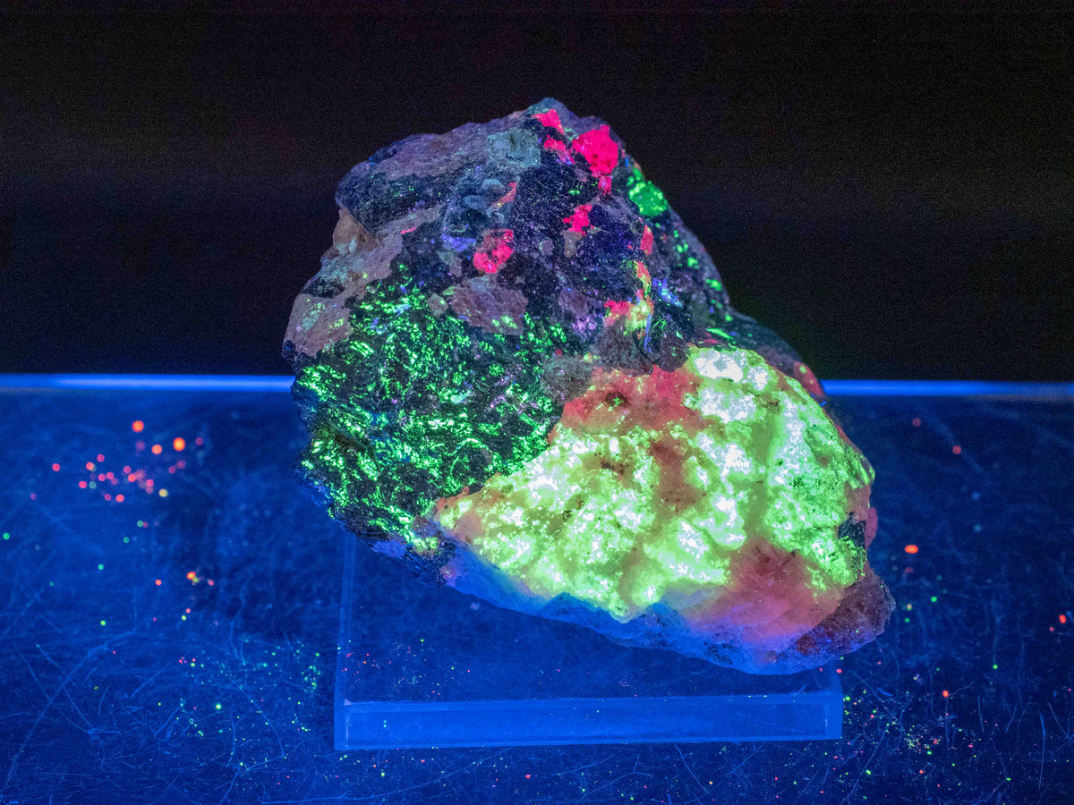 Eudialyte, Thorite & Agrellite — Kipawa Alkaline Complex, Quebec, Canada