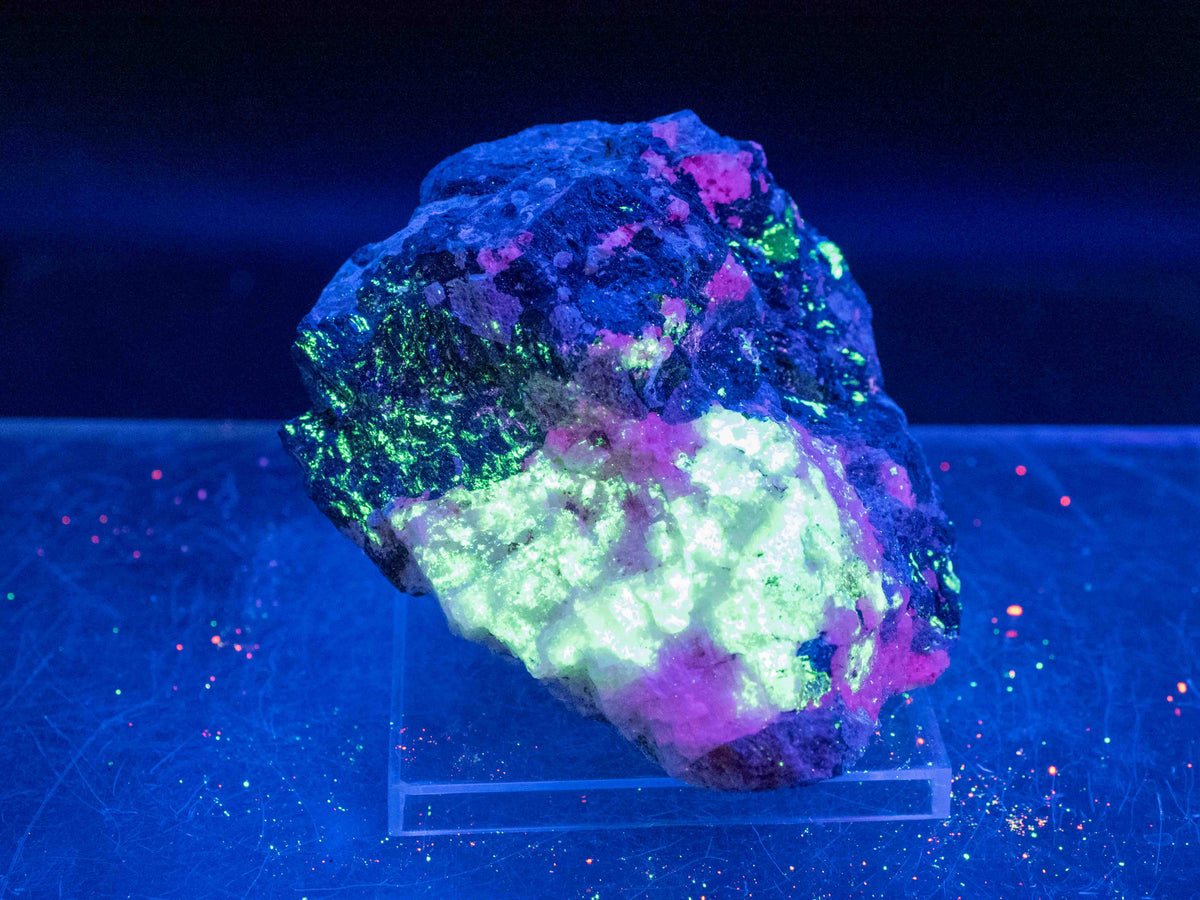Eudialyte, Thorite & Agrellite — Kipawa Alkaline Complex, Quebec, Canada